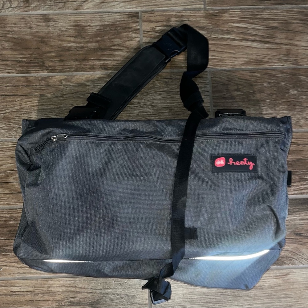 henty Wingman messenger garment bag motorcycle bicycle